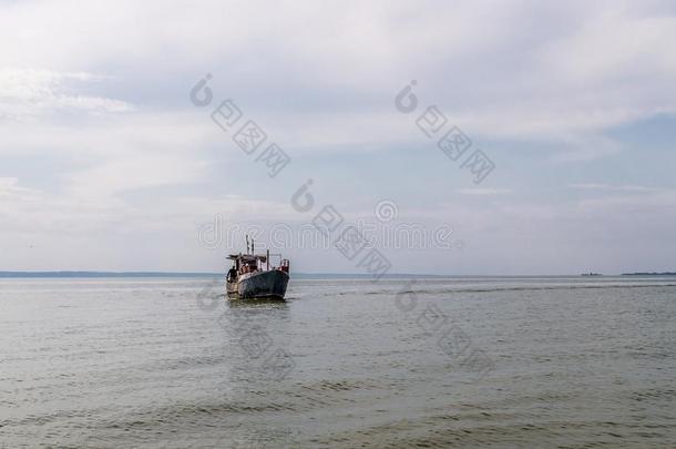 捕鱼拖网渔船采用指已提到的人海湾