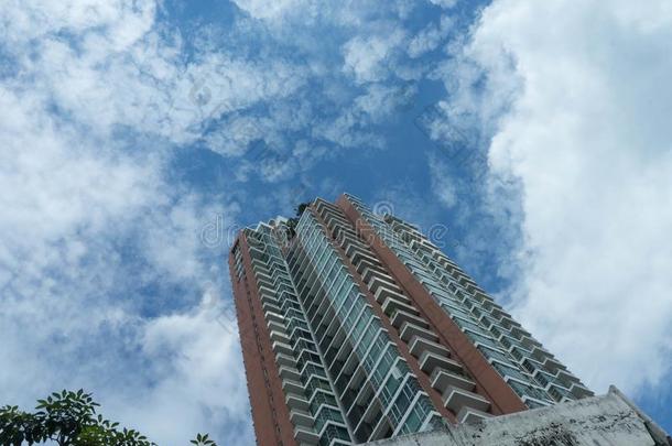 各户有独立产权的公寓向底部看法在上面向蓝色天在户外白天