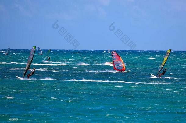 冲浪者从落下卡纳哈海滩,毛伊岛,美国夏威夷州