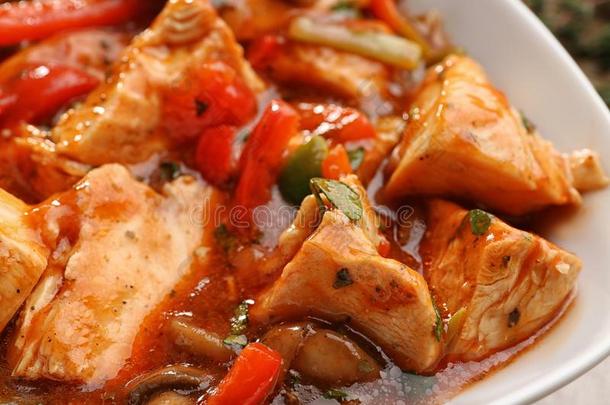 盘子和美味的鸡在砂锅里焖煮的
