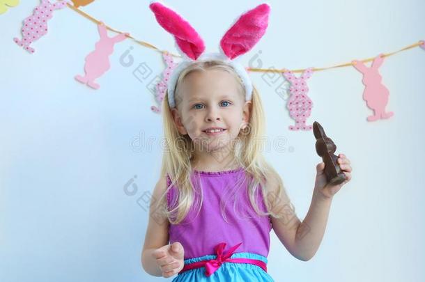 漂亮的小的<strong>女孩</strong>和<strong>兔子</strong>耳和巧克力<strong>兔子</strong>