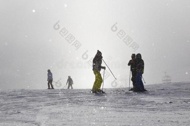 滑雪者向滑雪斜坡采用雾.