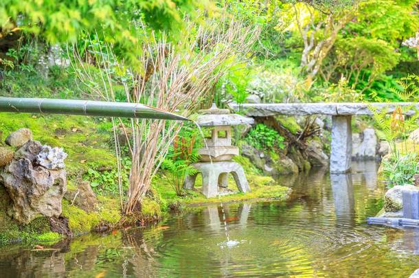 日本人人造喷泉和竹子长柄勺