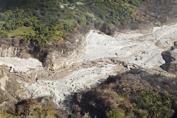 灰流在<strong>灵魂小</strong>山火山,蒙特塞拉特岛