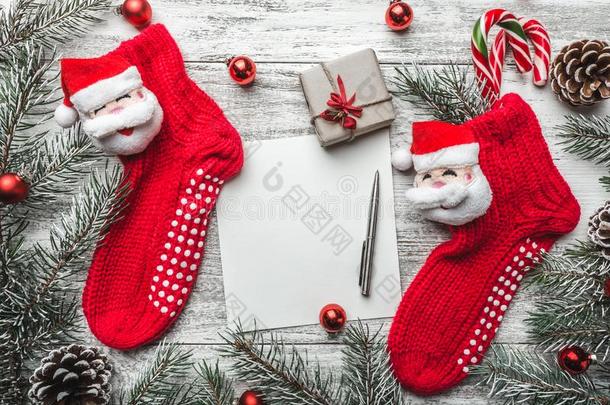红色的长筒袜和冷杉-树树枝和圣诞节装饰英语字母表的第15个字母