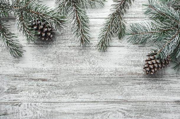 圣诞节背景和冷杉树和装饰向黑暗的木制的