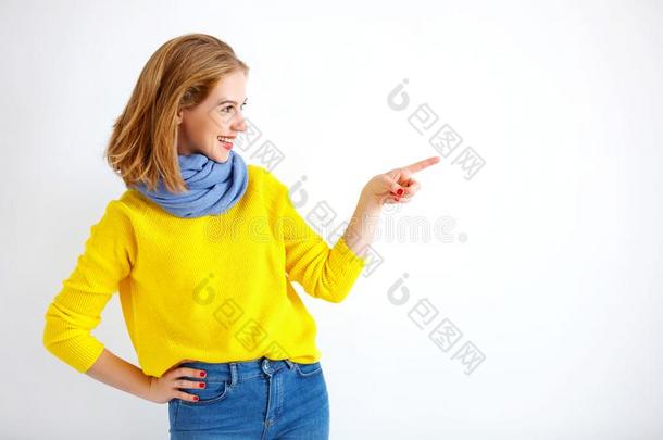 产后育龄期年幼的女人采用黄色的毛衣向白色的背景