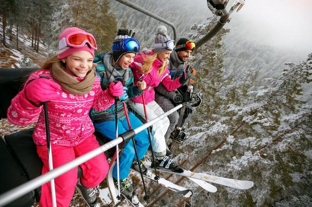 滑雪,滑雪举起,滑雪求助-幸福的家庭滑雪ers向滑雪举起
