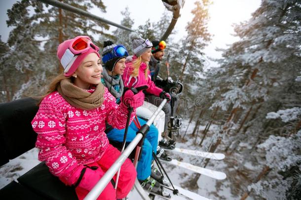 <strong>滑雪</strong>,<strong>滑雪</strong>举起,冬-女孩<strong>滑雪</strong>ers向<strong>滑雪</strong>举起在山