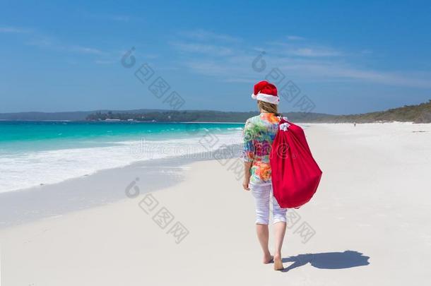 圣诞节采用<strong>澳大利亚</strong>-女人walk采用g一起海滩和<strong>节日</strong>的
