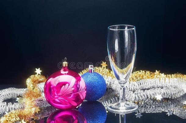 新的年香槟酒玻璃和布置