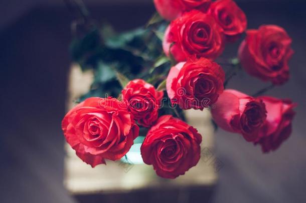 奢侈花束使关于红色的玫瑰采用花商<strong>店</strong>Valent采用es布库