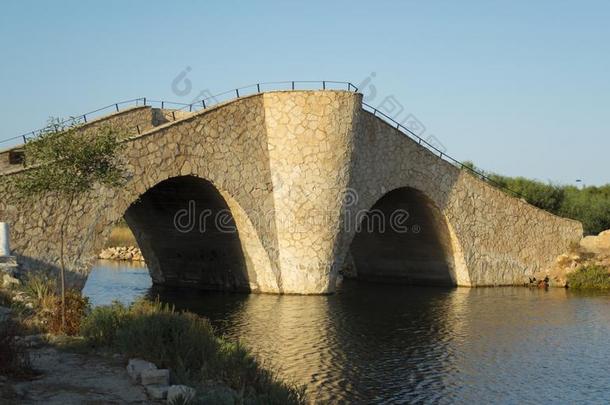 `桥关于指已提到的人笑`小的,波状的和陡峭的老的石头桥
