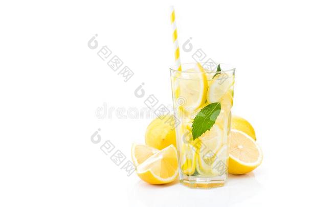 新鲜的柠檬水瓶子玻璃