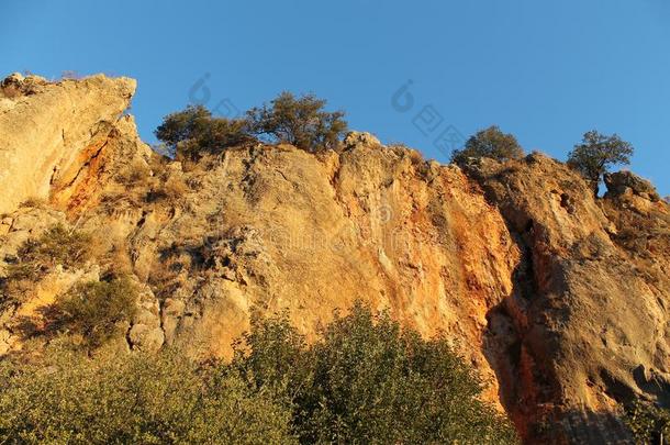 场面富丽的岩石攀登的悬崖墙