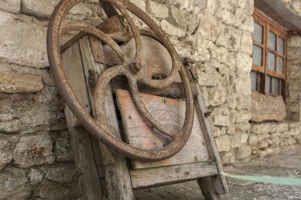 老的生锈金属轮子
