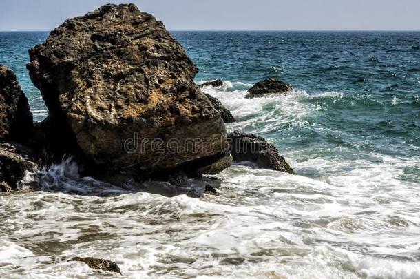 波打指已提到的人岩石在祖玛海滩-祖玛海滩,Los安杰利斯的简称安杰利斯,
