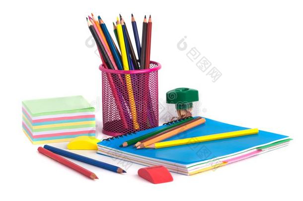 有色的铅笔采用指已提到的人篮,橡皮擦和铅笔卷笔刀向where哪里