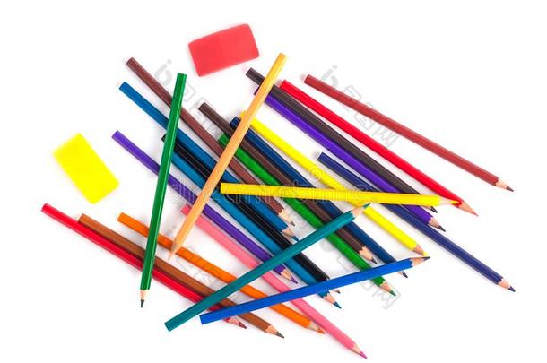 有色的铅笔,橡皮擦和铅笔卷笔刀向白色的背景