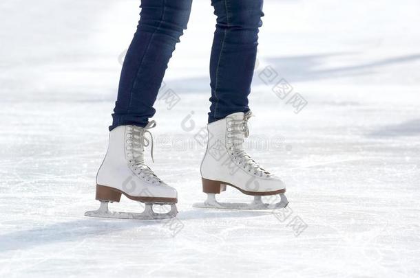脚溜冰女孩溜冰向冰溜冰场