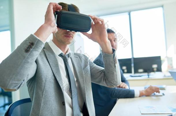 英俊的商人使用VirtualReality虚拟现实眼镜