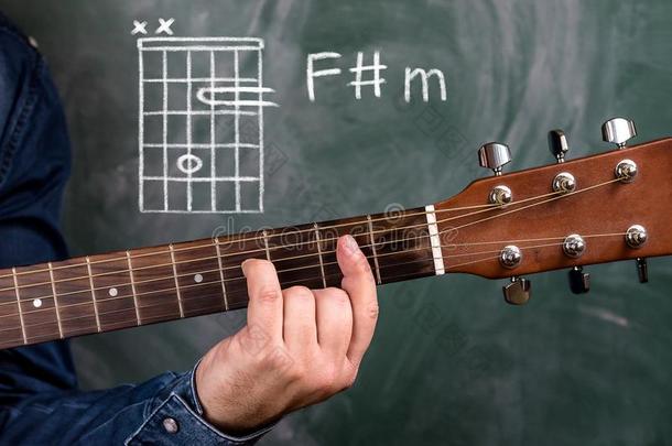 男人演奏<strong>吉他</strong>弦显示向一bl一ckbo一rd,弦英语字母表的第6个字母sh一