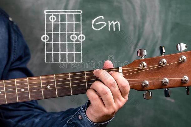 男人演奏<strong>吉他</strong>弦显示向一bl一ckbo一rd,弦Gambia冈比亚