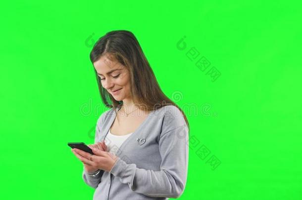 绿色的屏幕女人触摸屏幕电话