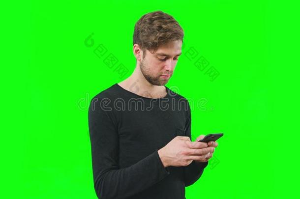 绿色的屏幕男人触摸屏幕电话
