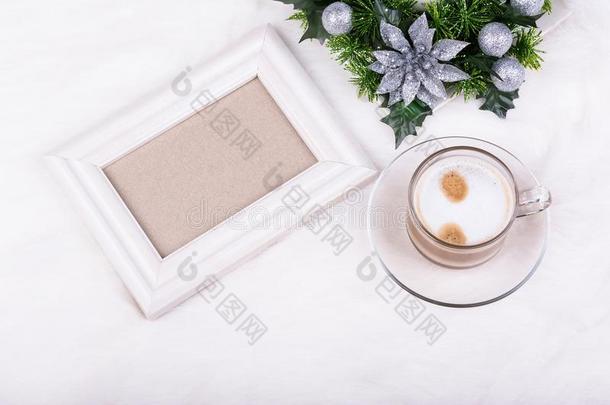 圣诞节装饰,空的照片框架和拿铁咖啡咖啡豆向极少的量