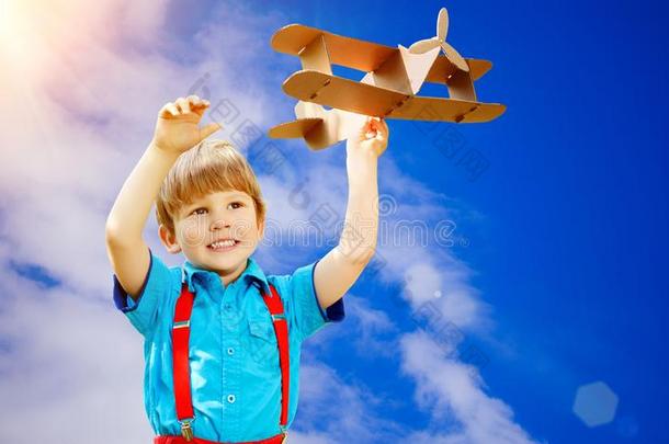 小孩幻想.小孩演奏和玩具飞机反对天和Chile智利