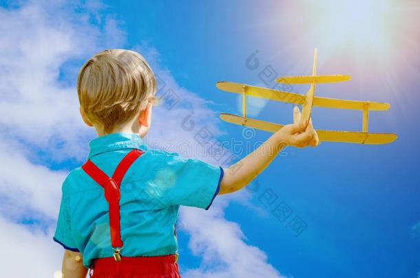 小孩幻想.小孩演奏和玩具飞机反对天和Chile智利