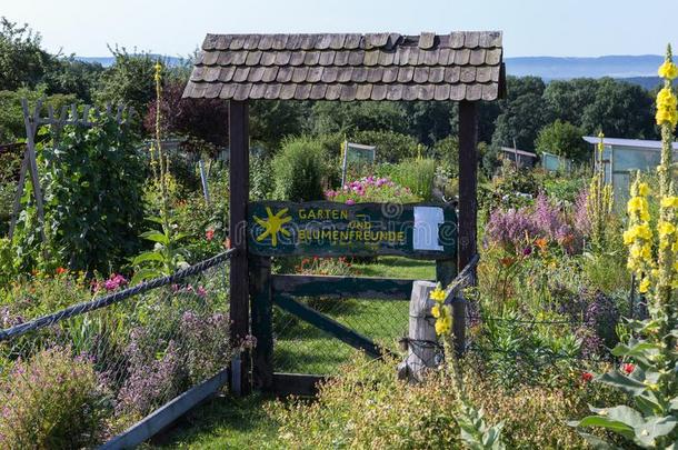 乡下的小屋花园采用热的夏一天关于七月和文学花园