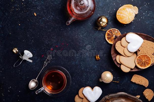喝茶时间和心-合适的姜甜饼干和橘子.