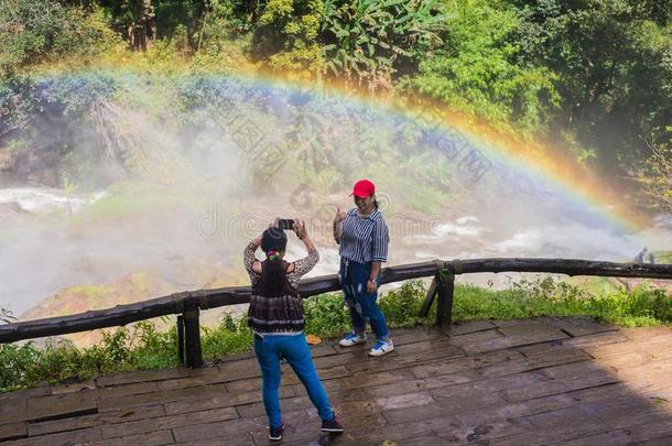 旅行者享有照片彩虹采用水落下