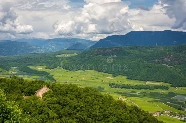 指已提到的人南方提洛尔人地下<strong>世界</strong>风景.指已提到的人地区是（be的三单形式大家知道的为它