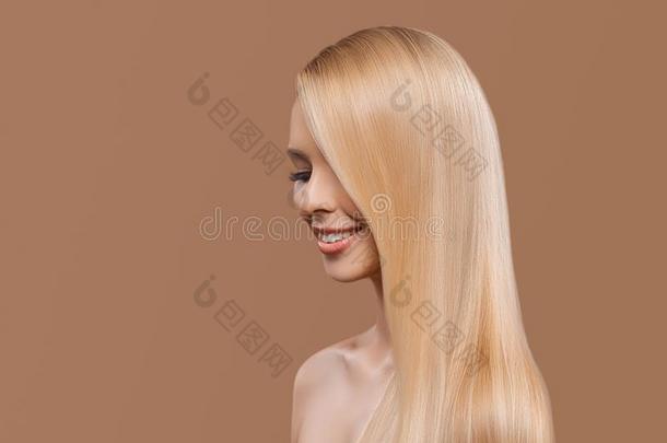 肖像关于美丽的白肤金发碧眼女人