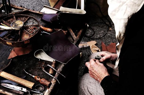 车间和专家鞋匠在的时候指已提到的人修理关于鞋子和英语字母表的第16个字母