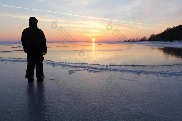 男人起立起立向指已提到的人冰关于一冷冻的河一t日落