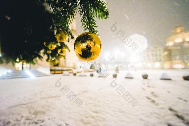 圣诞节树和装饰在下面指已提到的人雪采用指已提到的人城市关于turbine涡轮