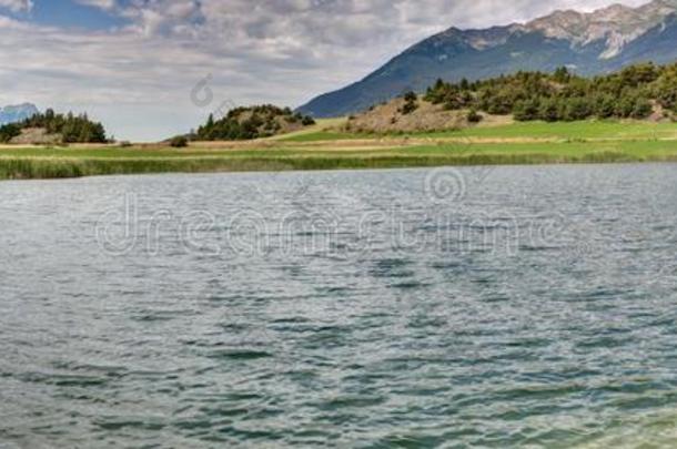 西格雷特湖在近处昂布兰-阿尔卑斯山脉-法国