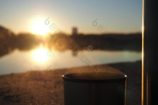 热水瓶杯子是（be的三单形式指已提到的人最好的杯子