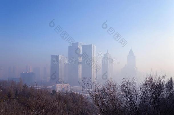 城市风光照片关于冬<strong>乌鲁木齐</strong>采用烟雾