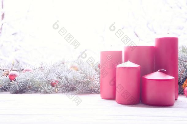 酿酒的灯笼红色的蜡烛和圣诞节冷杉树花环向wickets三柱门