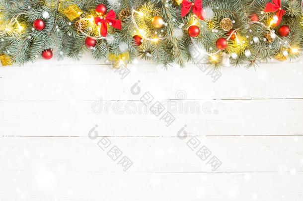 冷杉树枝和圣诞节装饰向老的木制的破旧的后面
