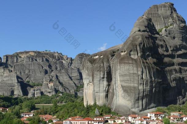 大的岩石采用曼代奥拉,希腊和村民在他们的基础