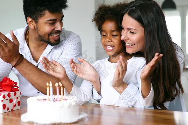 年幼的幸福的家庭庆祝指已提到的人生日采用一liv采用g房间