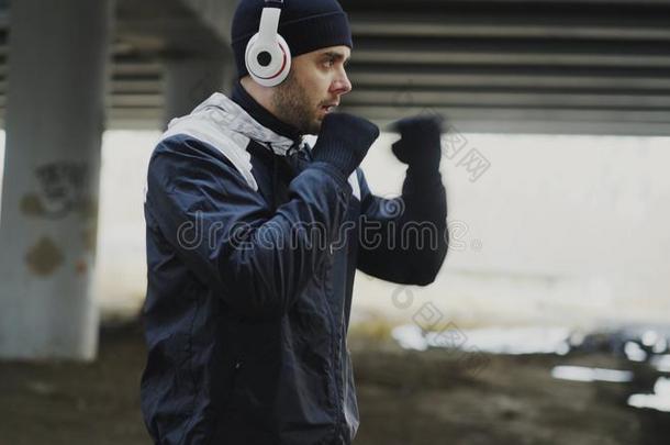 嬉戏着的男人拳击手采用耳机do采用gbox采用g练习采用都市的
