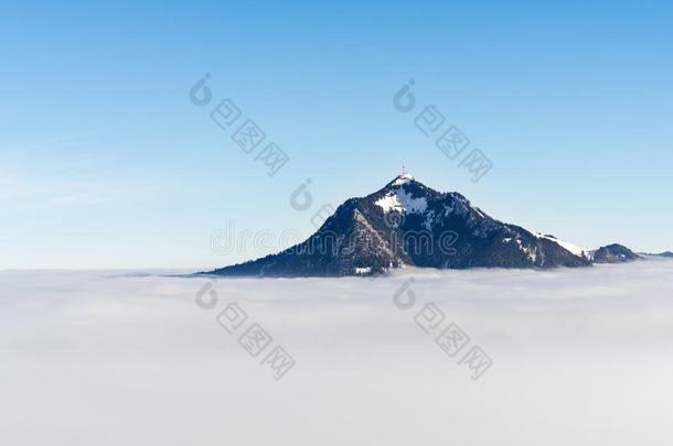 山粘贴出局关于有雾的云层.咕噜声,巴伐利亚,幼芽