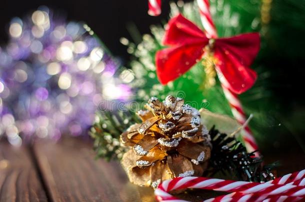 圣诞节装饰-松球和圣诞节糖果茎.